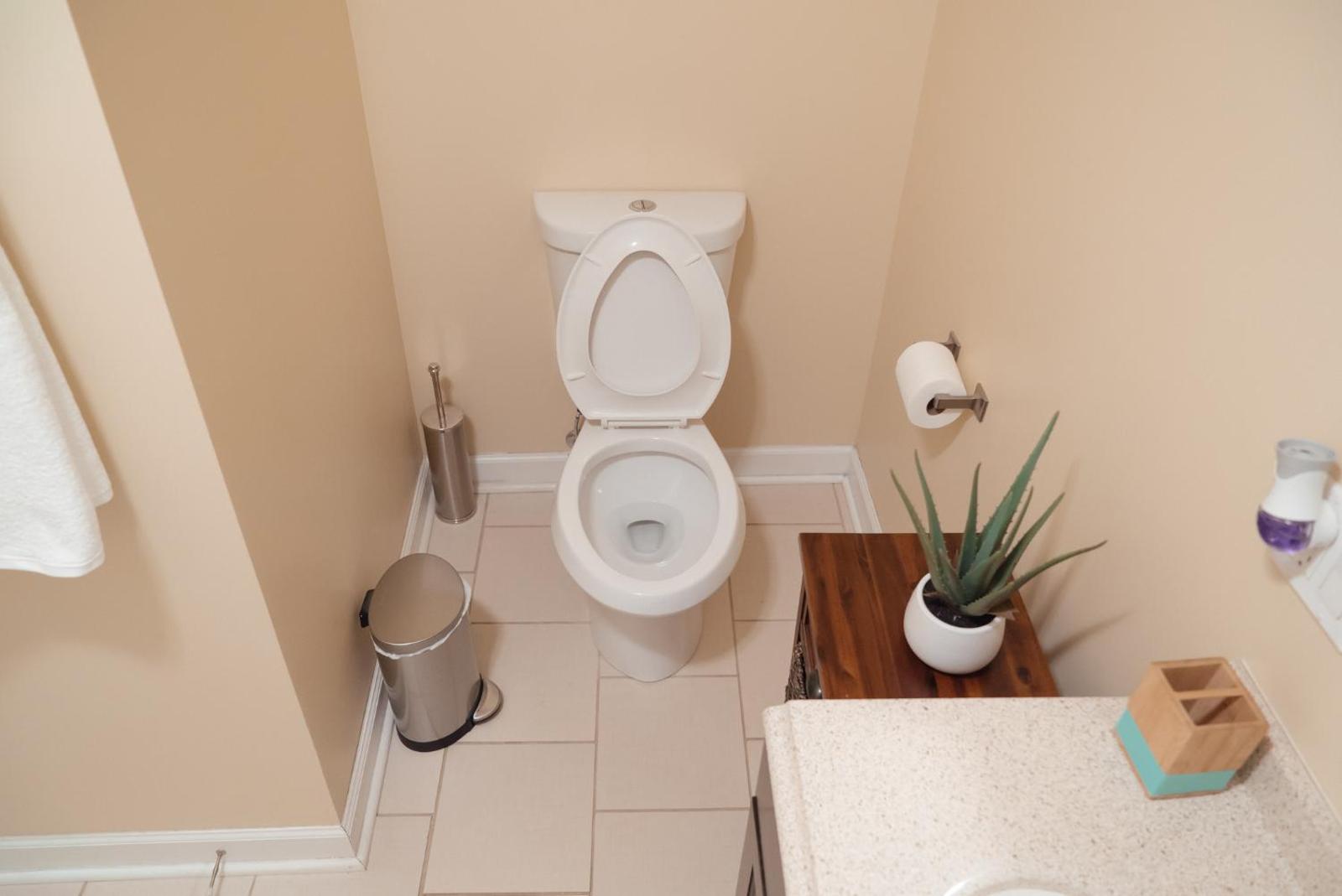 Lowest Rates! Updated Modern Condo with Parking! Main image 1